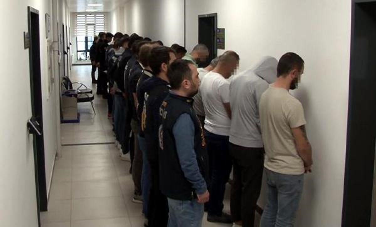 İzmit'te İkiz Çek Dolandırıcılığı Operasyonu: 14 Kişi Gözaltına Alındı