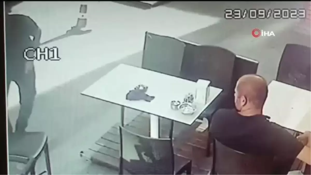 İstanbul\'da büfeciye silahlı saldırı kamerada: Adres sorma bahanesiyle vurdu