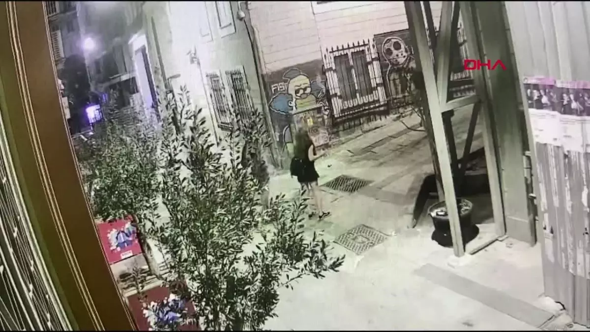 Taksim\'de İki Arkadaş Çivili Sopa ve Zincirle Darp Edildi