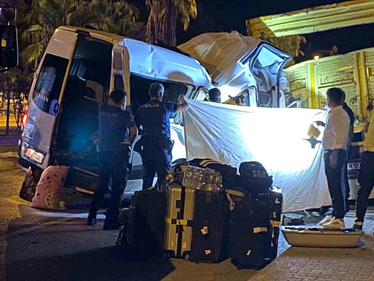 Antalya\'da tur minibüsü kamyona çarptı: 1 ölü, 10 yaralı