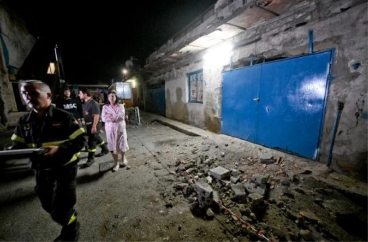İtalya\'nın Napol, şehrinde son 40 yılın en şiddetli depremi meydana geldi
