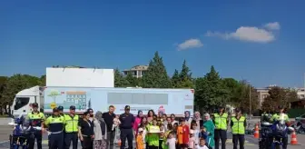 Jandarmanın trafik eğitim tırı, Akhisarlı öğrencileri ağırladı