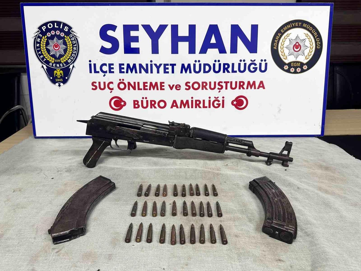 Adana\'da Dur İhtarına Uymayan Şüphelilerin Pazar Arabasında Silah ve Mermi Bulundu