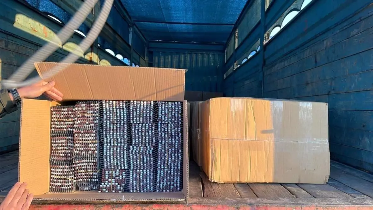 İzmir\'de Uyuşturucu Operasyonu: 401 Bin 260 Adet Sentetik Ecza Ele Geçirildi