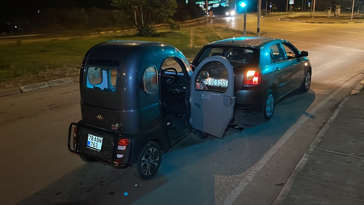 Karabük\'te otomobil ile elektrikli mini araç çarpışması: 1 yaralı