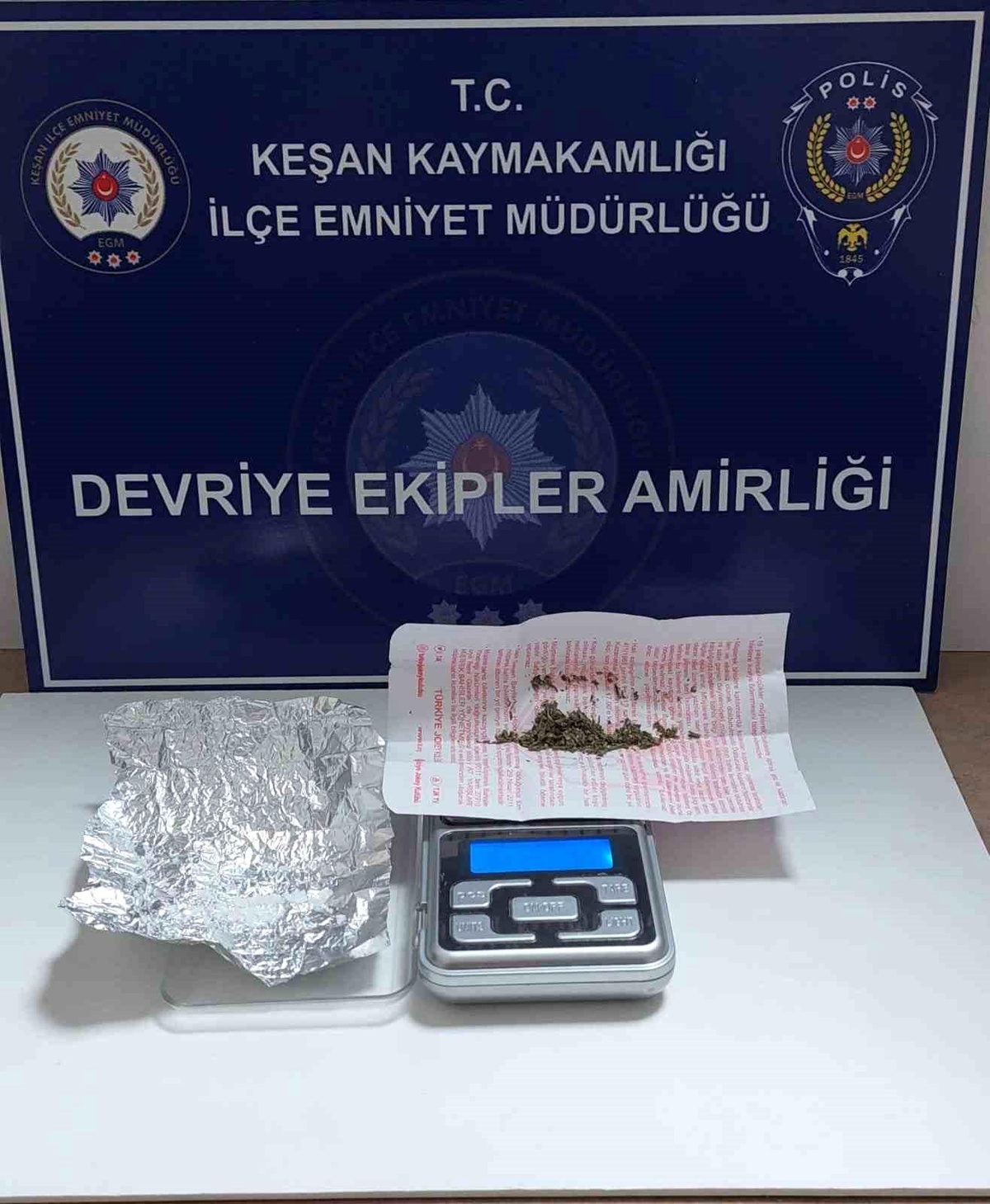 Keşan\'da Polis Ekipleri Şüpheli 2 Kişinin Üzerinden Uyuşturucu Ele Geçirdi