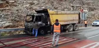 Kireç taşı yüklü hafriyat kamyonu alev alev yandı