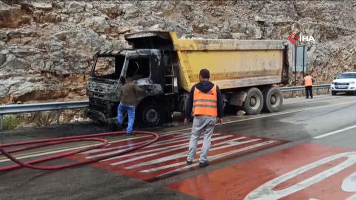 Kireç taşı yüklü hafriyat kamyonu alev alev yandı
