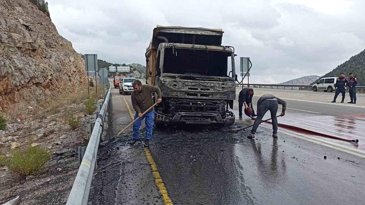 Kireç Taşı Yüklü Kamyon Seyir Halindeyken Yanarak Zarar Gördü