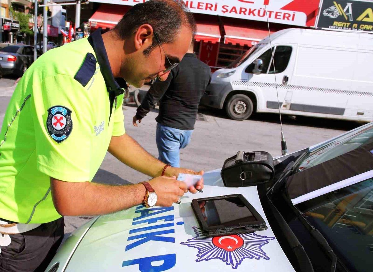 Afyonkarahisar\'da 237 araç sürücüsüne 405 bin 581 TL para cezası kesildi