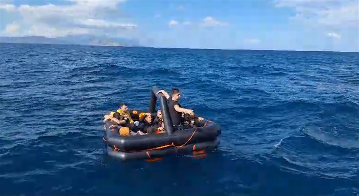Kuşadası açıklarında Yunanistan unsurlarınca Türk kara sularına itilen 17 düzensiz göçmen kurtarıldı
