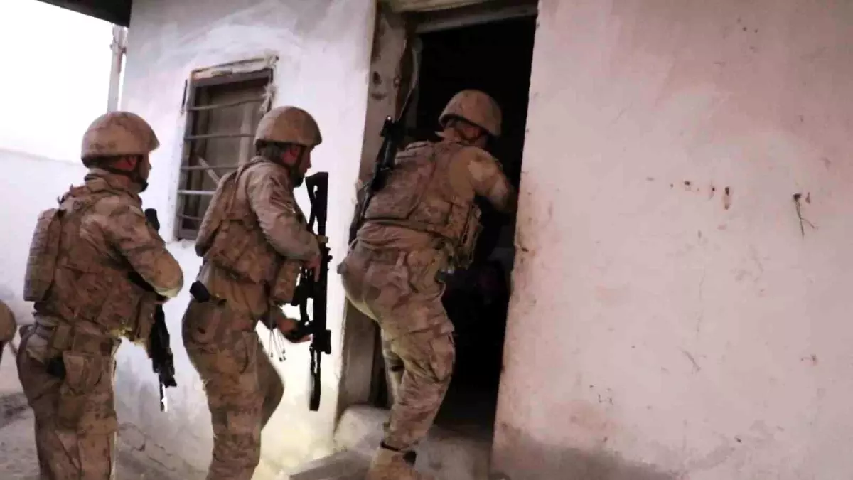 \'Kahramanlar\' Operasyonu Kapsamında Mersin\'de 4 Şüpheli Tutuklandı