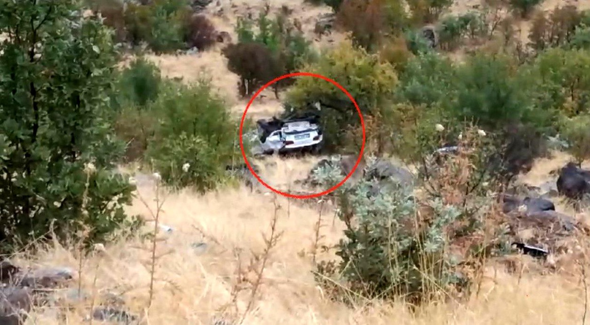 Şanlıurfa\'da Otomobil Uçuruma Düştü, Sürücü Sağ Kurtuldu