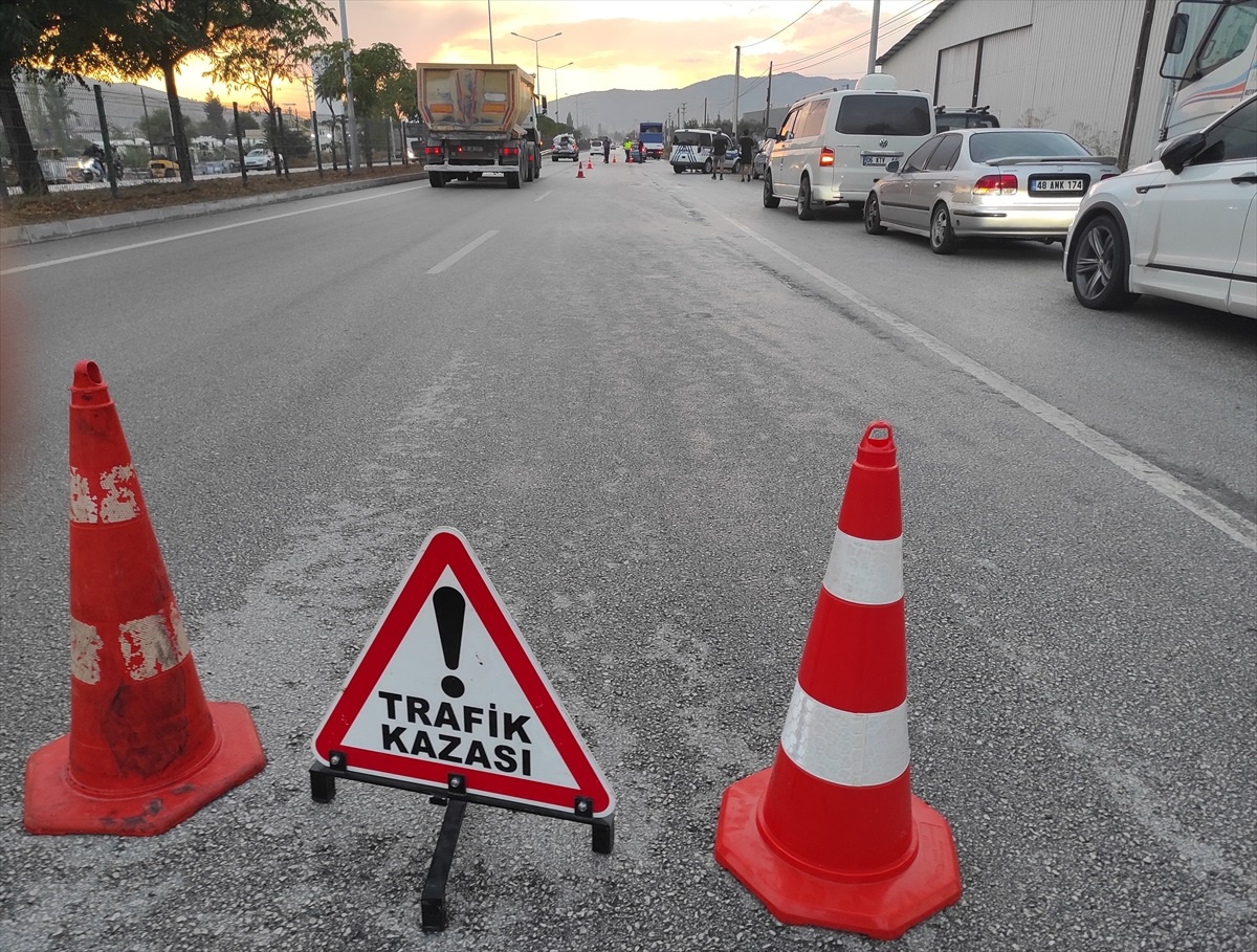 Muğla\'da Refüje Çarpan Otomobilin Sürücüsü Hayatını Kaybetti