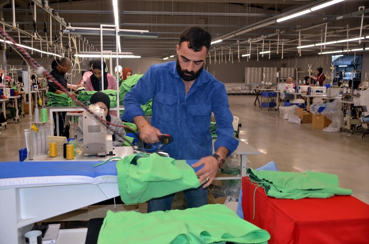 Muş Belediyesi, Çalışan ve Üreten Gençler Programı kapsamında inşa ettiği tekstil fabrikasında üretilen ürünleri yurt dışına gönderiyor