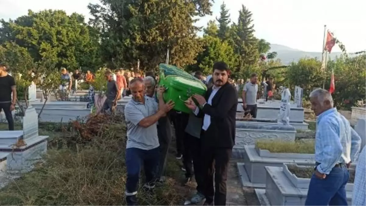 Arsuz'da tartıştığı oğlu tarafından bıçaklanarak öldürülen iş insanı toprağa verildi