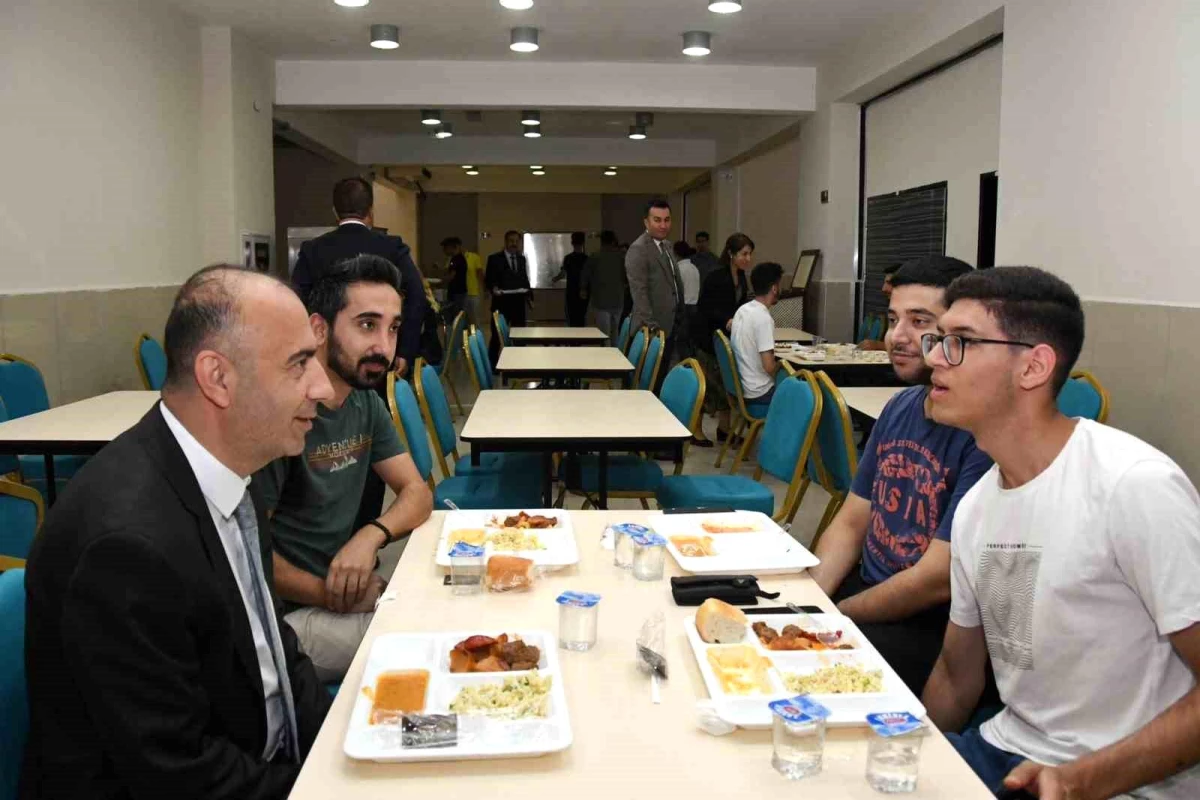 Adıyaman Üniversitesi Rektörü Öğrencilerle Yemek Yedi