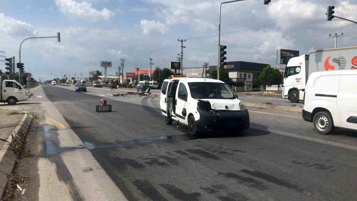 Sakarya\'da Kırmızı Işıkta Duran Araça Çarpmamak İçin Yapılan Manevra Kazayla Sonuçlandı