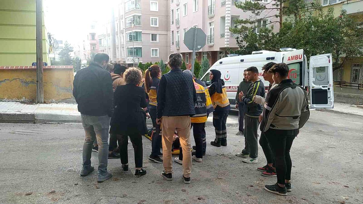 Çorum\'da Bisiklet Sürücüsü Otomobile Çarptı, Yaralandı