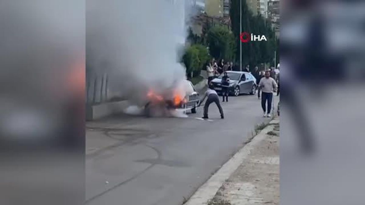 Park halindeki otomobil alev aldı