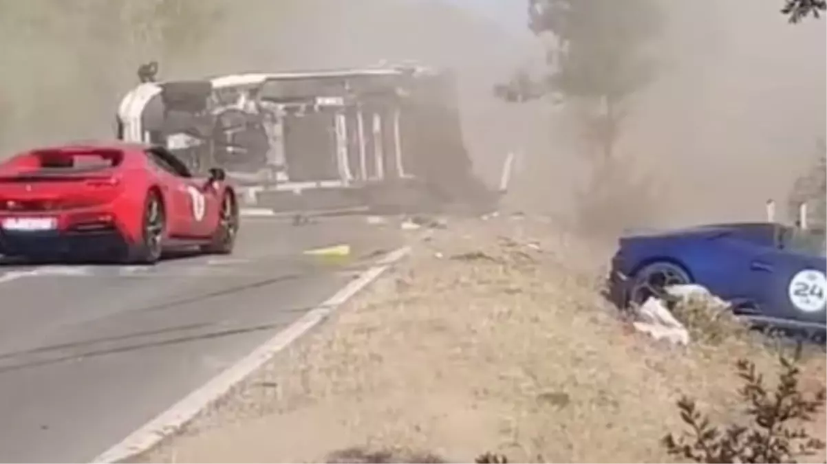 İtalya\'da milyonluk lüks araçlar kaza yaptı: İki kişi yanarak öldü