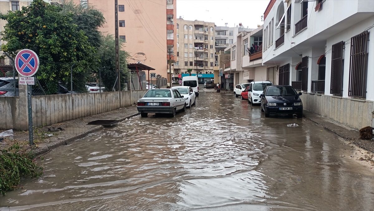 Silifke\'de sağanak hayatı olumsuz etkiledi