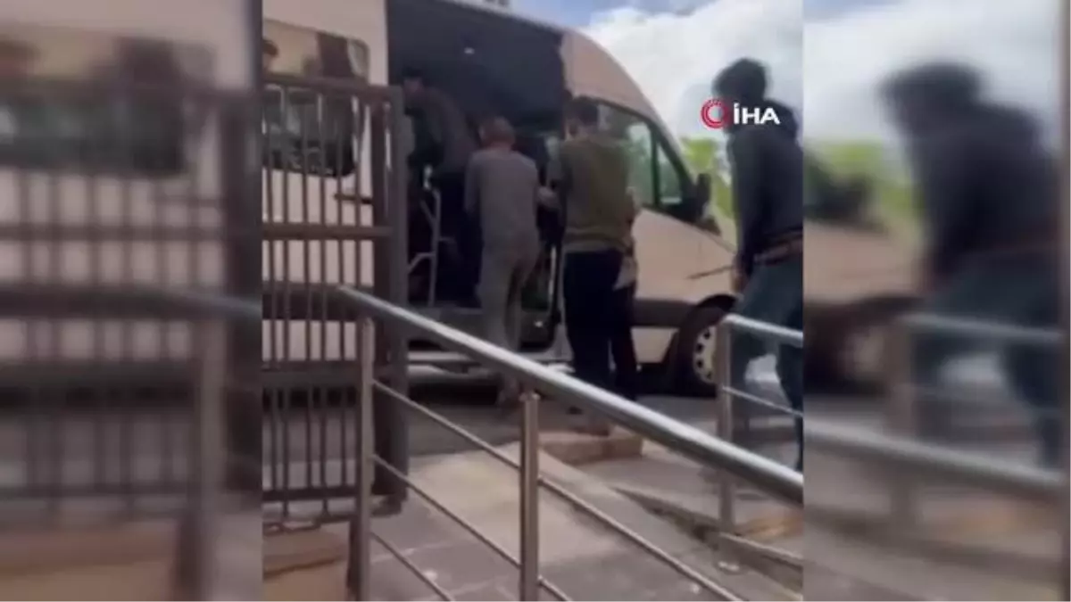 Sivas\'ta 16 kaçak göçmen yakalandı, bir şüpheli tutuklandı