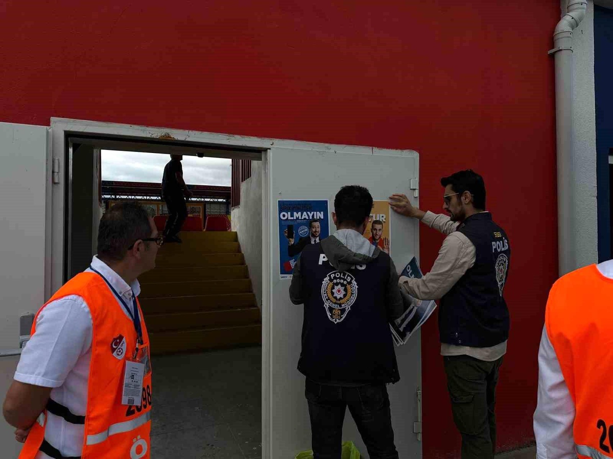 Düzce İl Emniyet Müdürlüğü, futbol müsabakalarında taraftarlara yasa dışı bahis hakkında bilgilendirme yapıyor