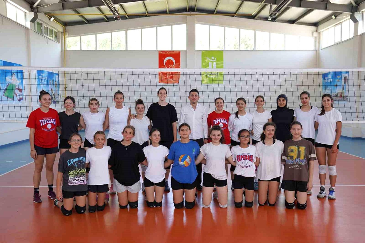 Tepebaşı Gençlik ve Spor Kulübü Kız Voleybol Takımı, Eskişehir\'i temsil etmeye hazırlanıyor