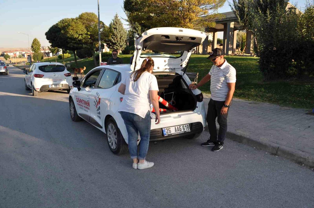 Eskişehir\'de Sürücü Kurslarının Eğitim Yaptığı Parkurda Trafik Kuralları İhlal Ediliyor