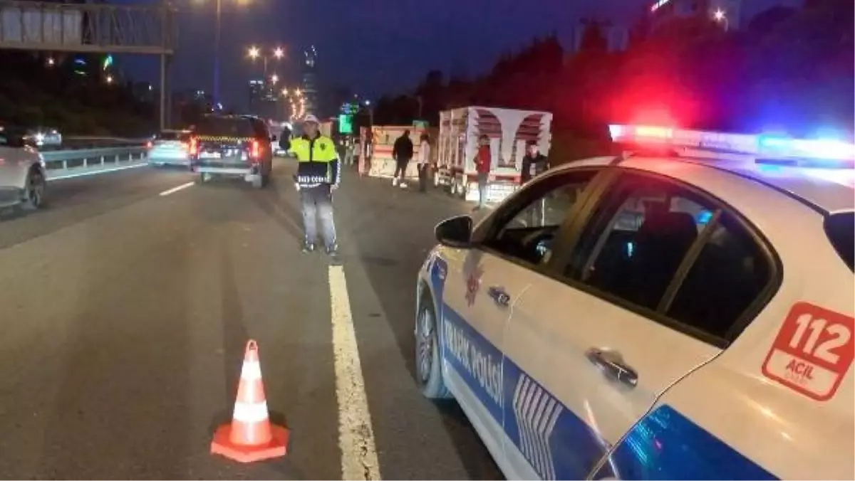 Ümraniye\'de Kamyonet Devrildi: 1 Yaralı