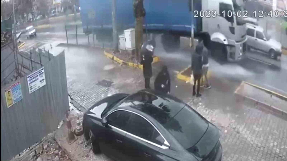 Yağmura rağmen yolun karşısına geçmeye çalışan vatandaşların zor anları
