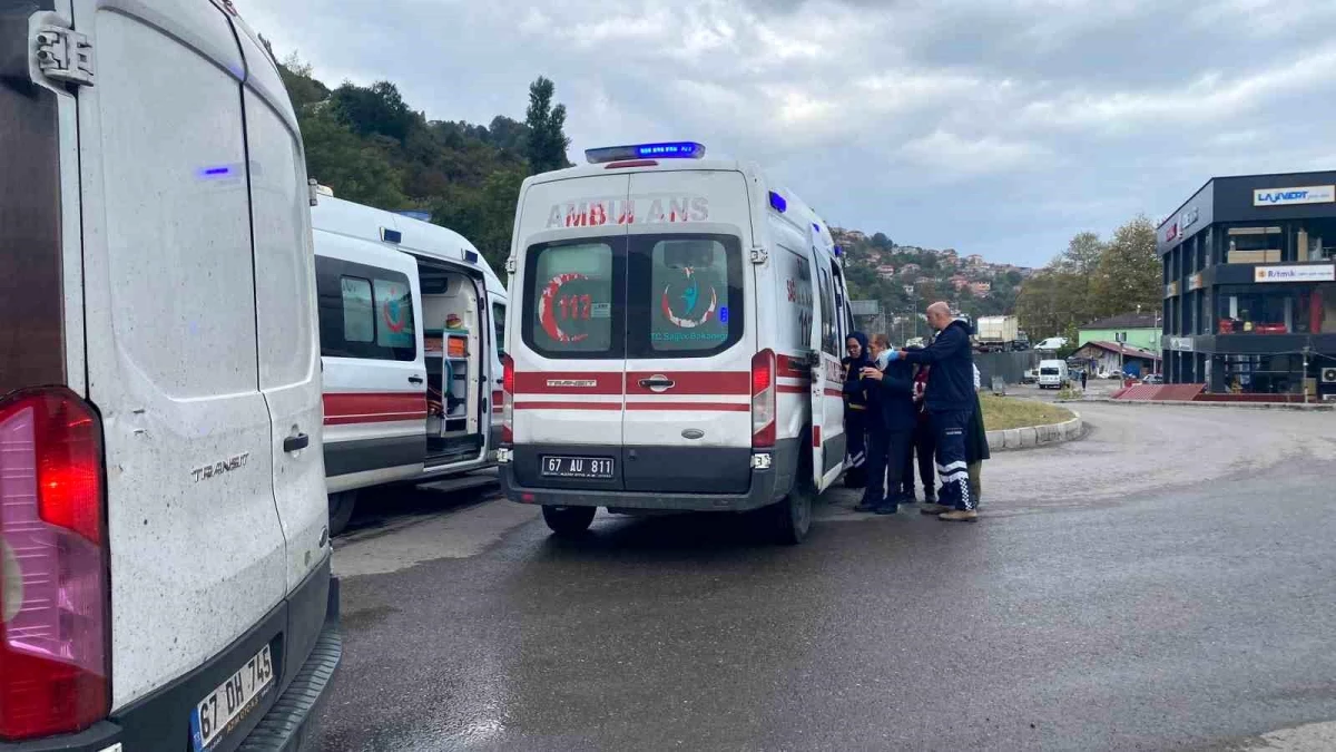 Zonguldak\'ta Kafa Kafaya Çarpışan Araçlarda 3 Kişi Yaralandı