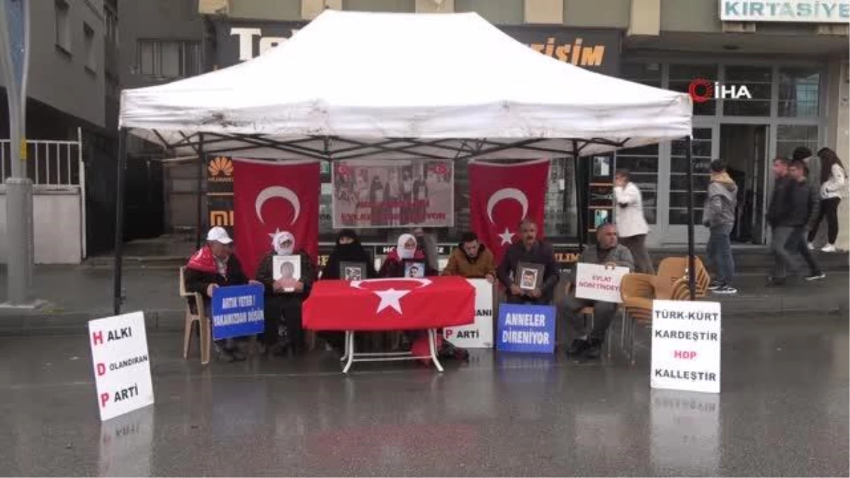 Muş\'ta Aileler HDP İl Başkanlığı Önünde Oturma Eylemine Devam Ediyor