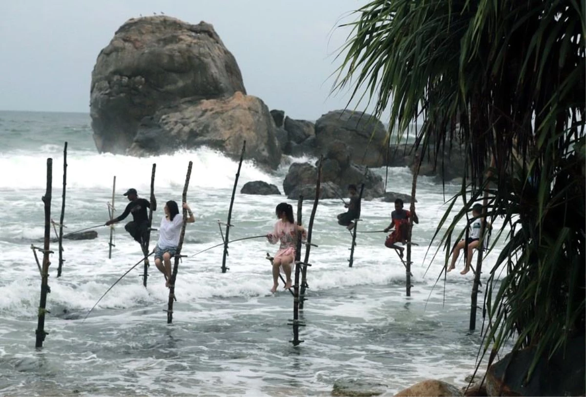 Sri Lanka\'da Çubuklar Üzerinde Balık Tutma Yöntemi