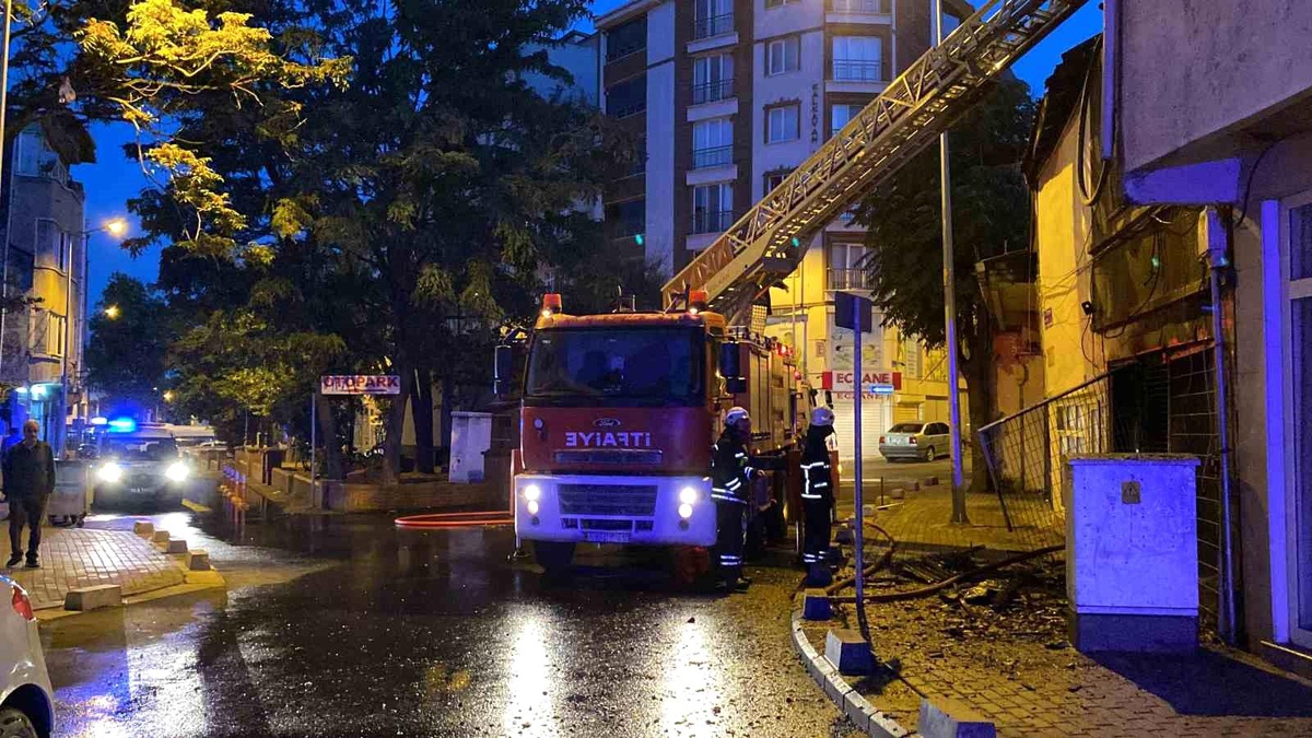 Çorlu\'da madde bağımlılarının mesken tuttuğu tarihi bina alevlere teslim oldu