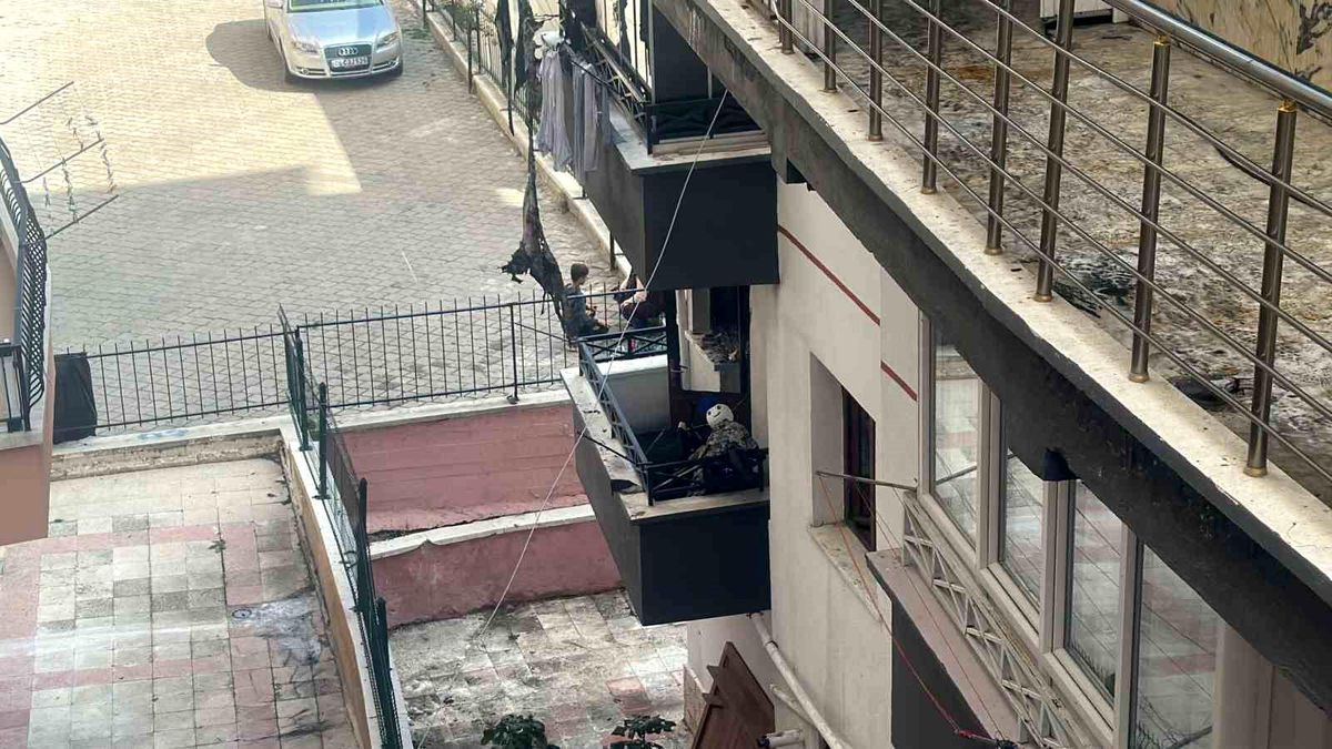 Ankara\'da yangında 2 itfaiye eri dumandan etkilendi