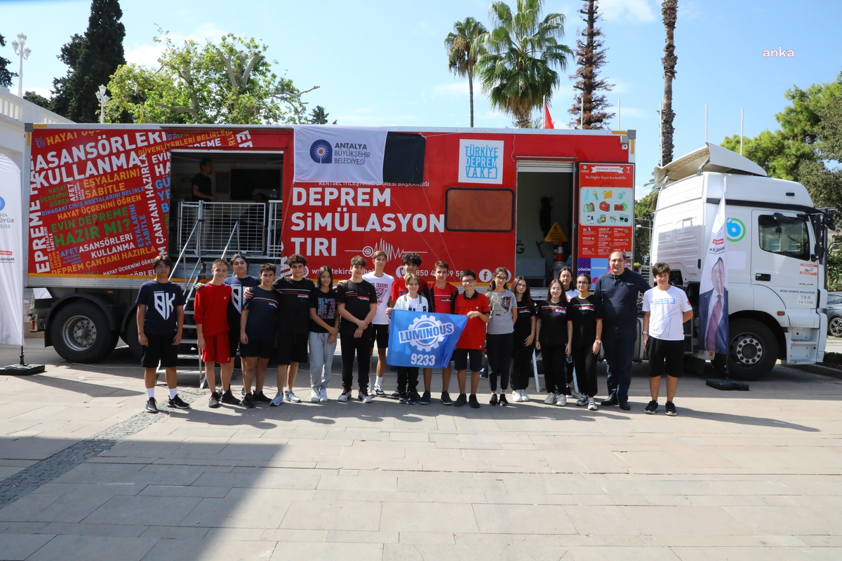 Antalya\'da Deprem Simülasyonu TIR\'ı Öğrencilere Deprem Eğitimi Verdi