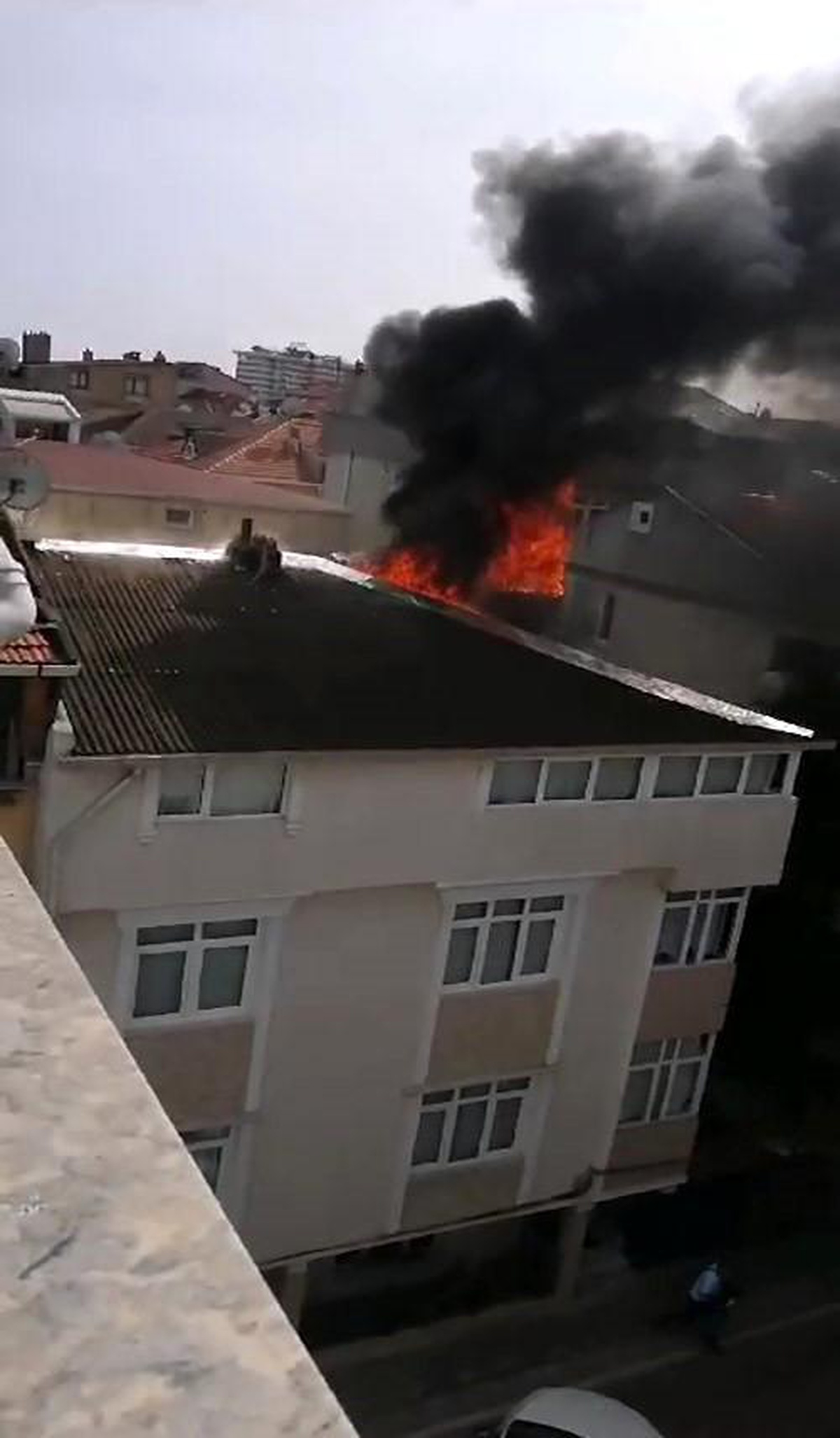 Avcılar\'da 4 Katlı Binanın Çatısında Yangın Çıktı