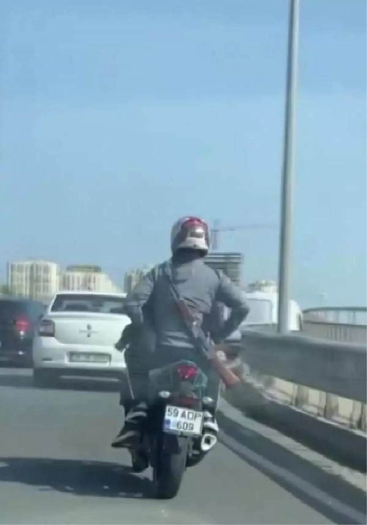 Avcılar\'da AK-47 Silahıyla Motosiklet Üzerinde Yolculuk Yapan Şüpheli Yakalandı