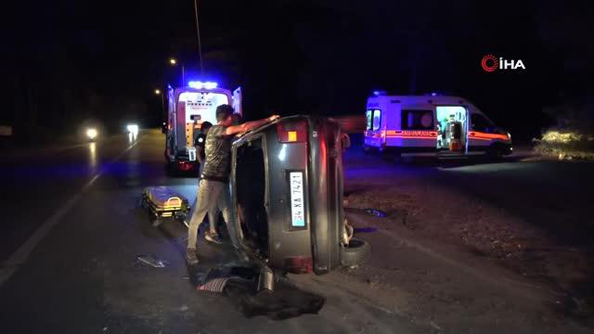 Manavgat\'ta Aydınlatma Direğine Çarpan Otomobil Devrildi: 2 Yaralı