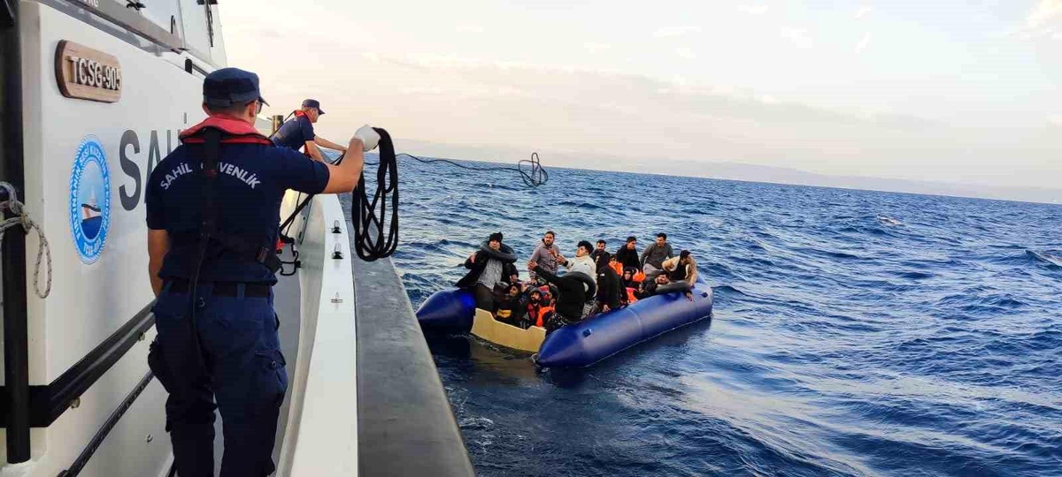 Balıkesir Sahil Güvenlik, Yunanistan unsurları tarafından geri itilen 108 düzensiz göçmeni kurtardı