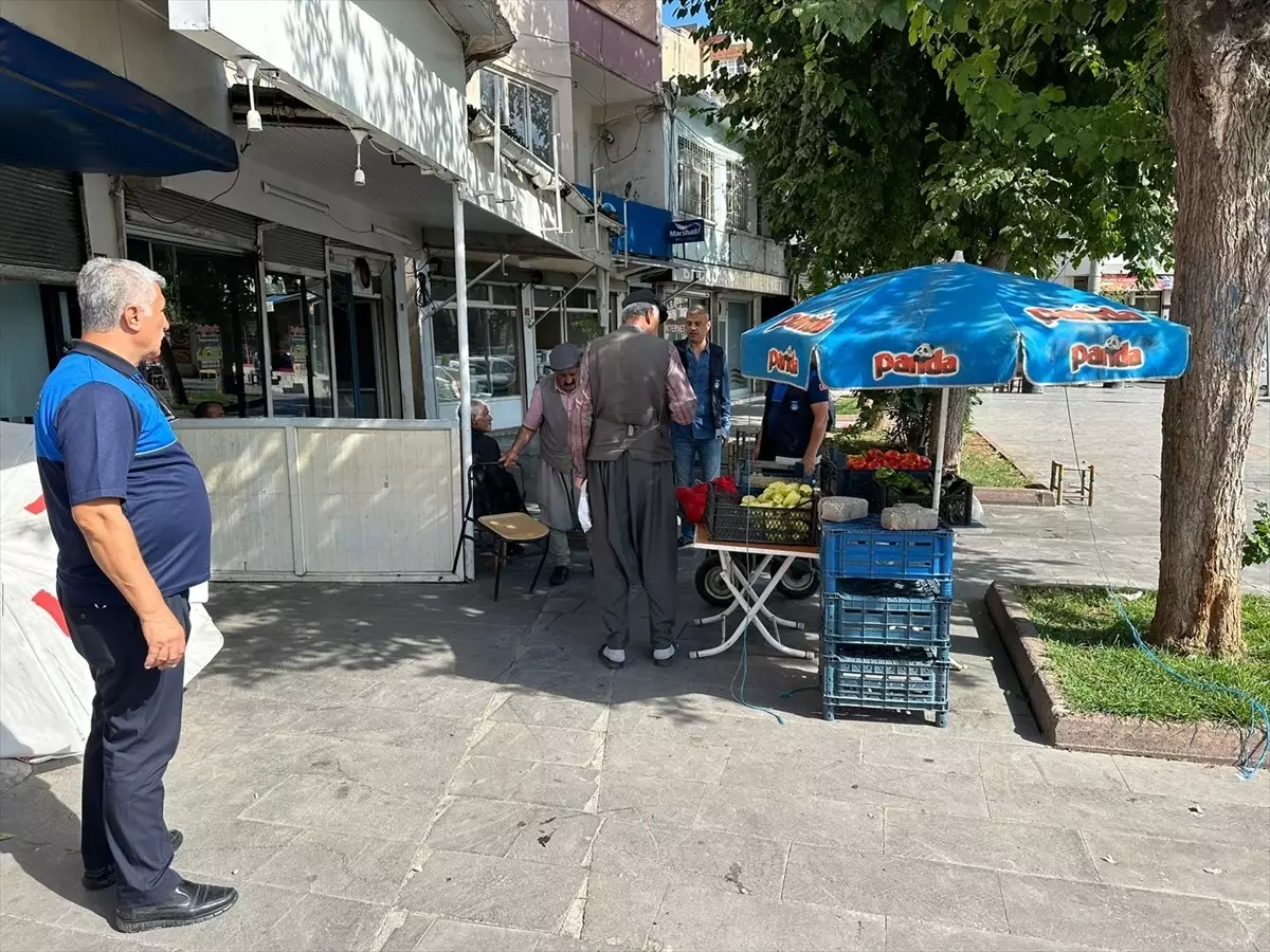 Bağlar Belediyesi, kaldırımlarda yaya geçidini engelleyen seyyar satıcılar ve yola bırakılan eşyalar için esnafı uyardı