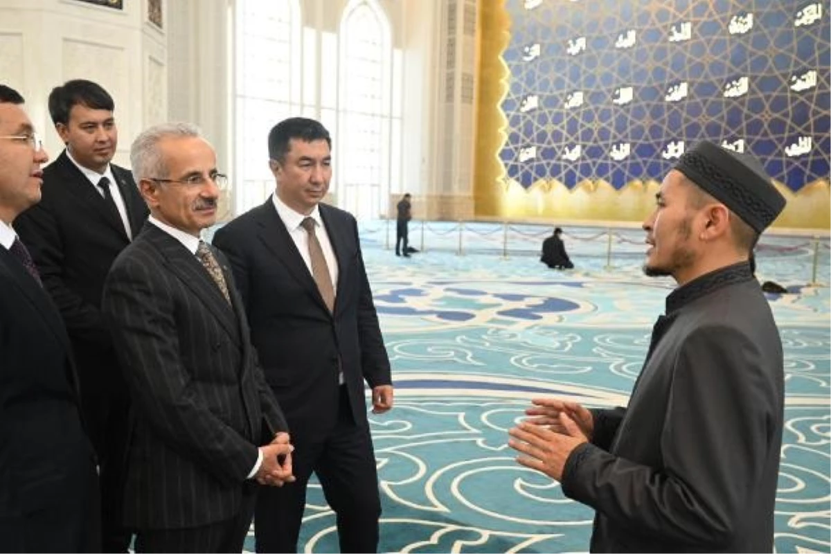 Ulaştırma Bakanı Astana Büyük Camisi\'ni ziyaret etti