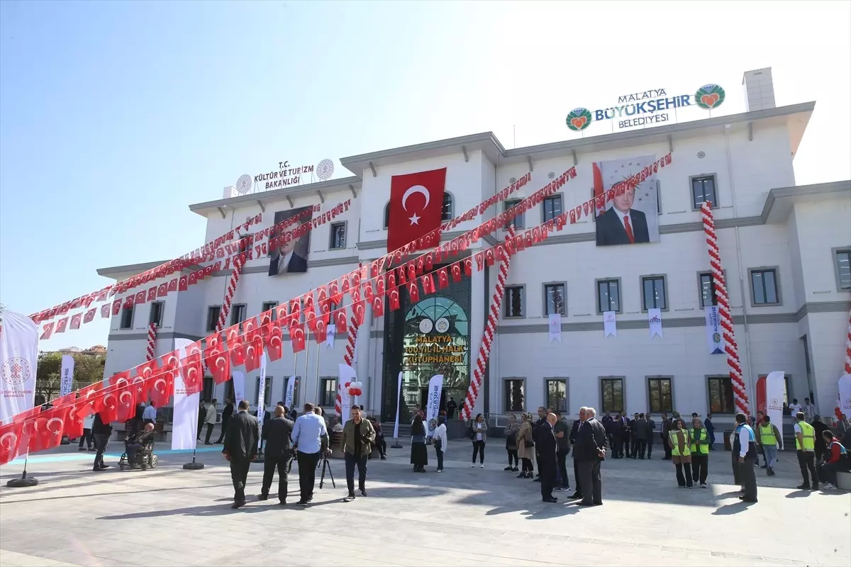 Kültür ve Turizm Bakanı Mehmet Nuri Ersoy, 2023 yılı itibarıyla Bakanlıklarına bağlı kütüphane sayısının 1279\'a ulaştığını belirtti