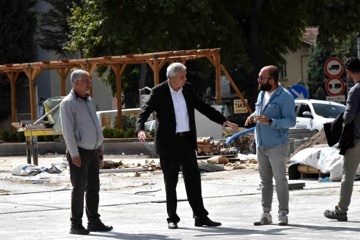 Bozüyük Belediye Başkanı Cumhuriyet Meydanı ve Yeraltı Çarşısı\'ndaki çalışmalara katıldı