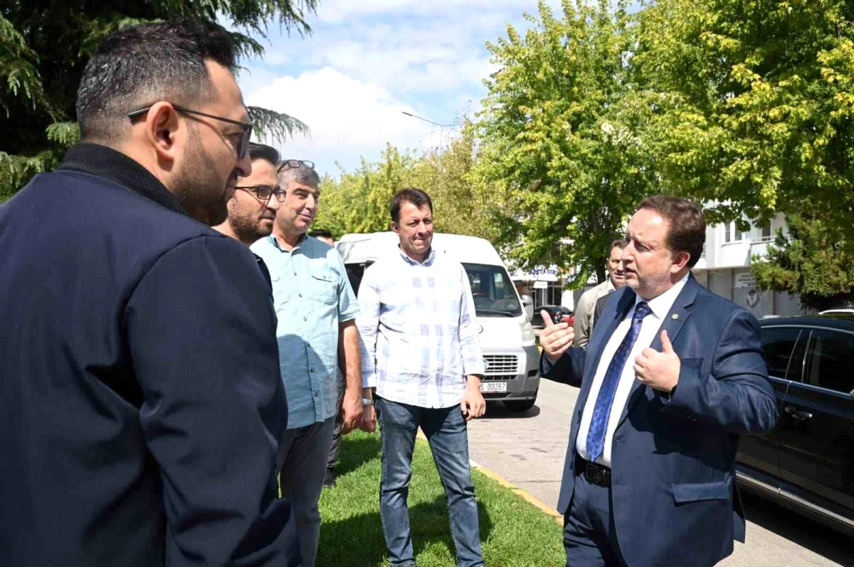 Karesi Belediye Başkanı Dinçer Orkan, Paşaalanı Mahallesi\'nde esnaf ve vatandaşlarla bir araya geldi