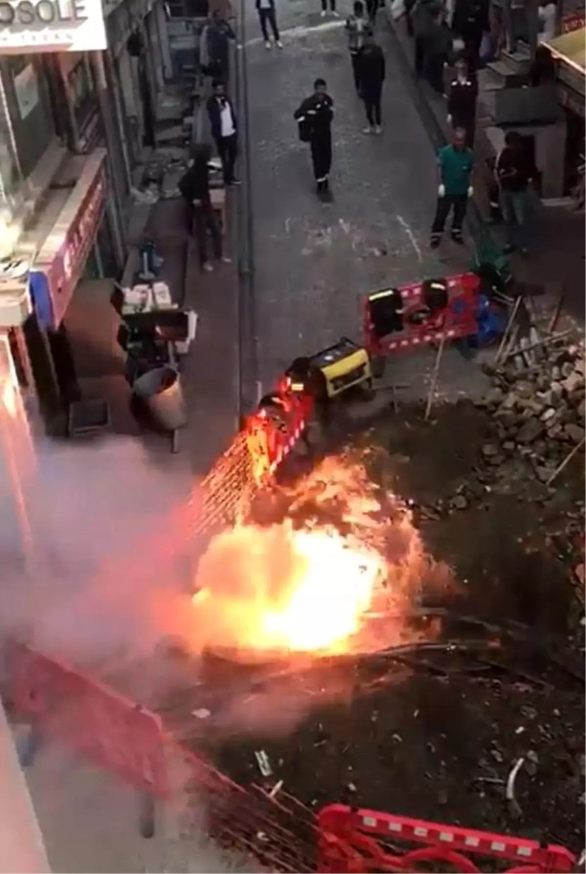 Beyazıt\'ta Elektrik Kablolarında Yangın Çıktı