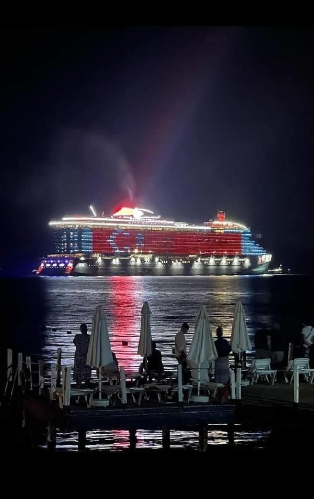 Bahamalar bandıralı gemiden Türk bayrağı ışıklandırması