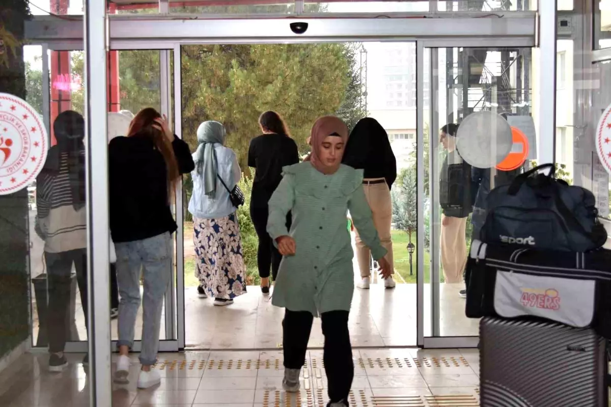 Elazığ\'da Depremzedelerin Yurtları Öğrencilere Açıldı